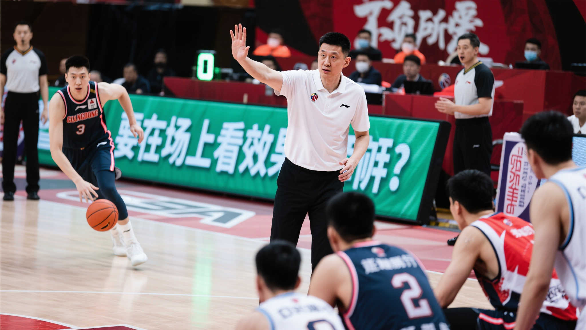 他正在逐步 他正在逐步